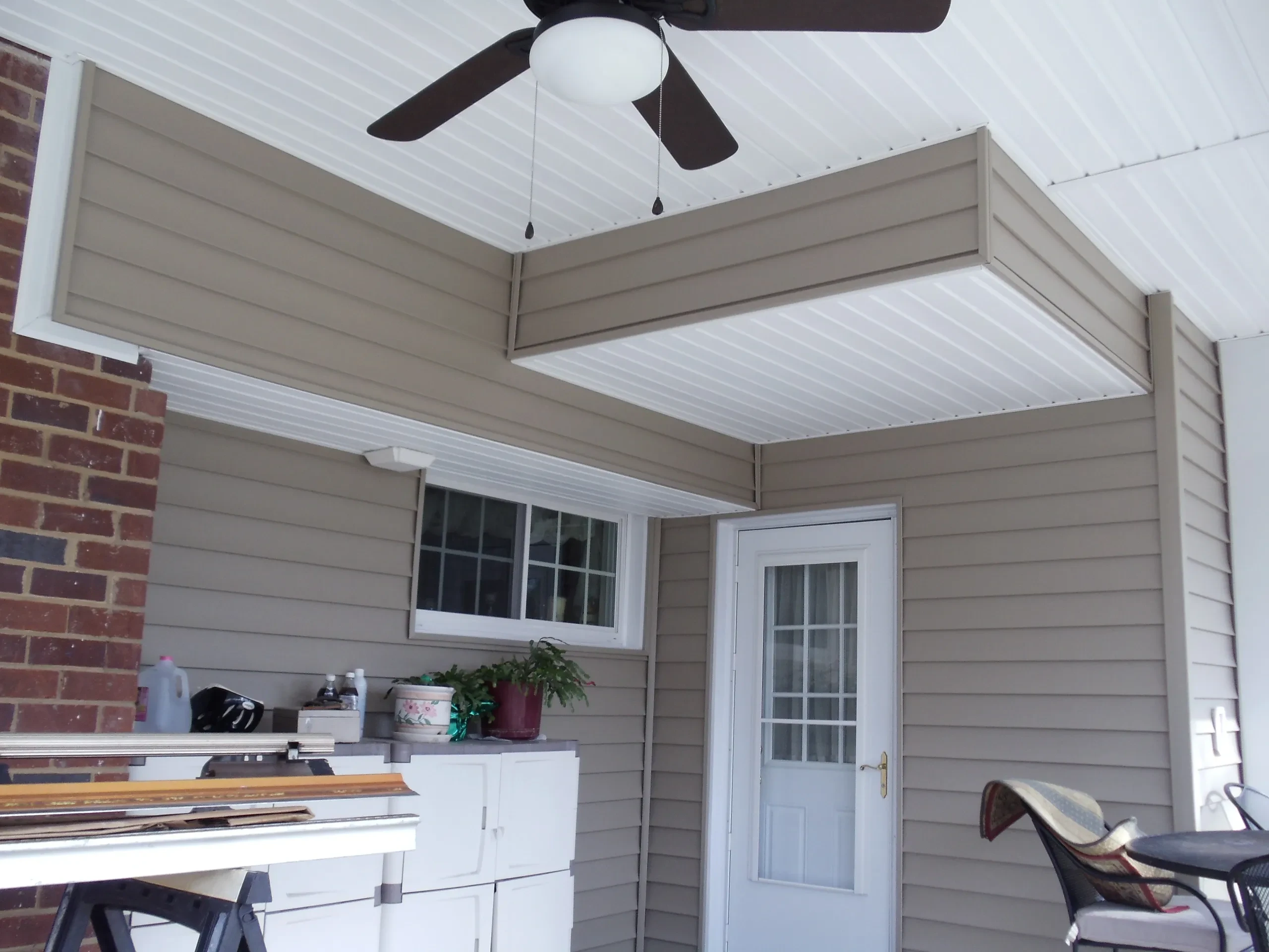 Covered patio with ceiling fan and outdoor kitchen